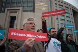 Gazeteci R&uuml;stem Batum, Cumhurbaşkanına hakaret su&ccedil;lamasıyla yargılandığı davada beraat etti.