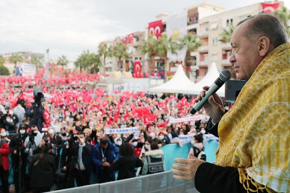 İzmir programı kapsamında &ouml;nce Bayraklı'da yapımı tamamlanan deprem konutlarının teslim