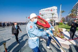 İzmir&rsquo;de 29 Ekim Cumhuriyet Bayramı kutlamaları kapsamında Cumhuriyet Meydanı&rsquo;nda t&ouml;ren