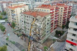 İzmir'deki depremde yıkılması sonucu 10 kişinin yaralandığı Cumhuriyet Sitesi C