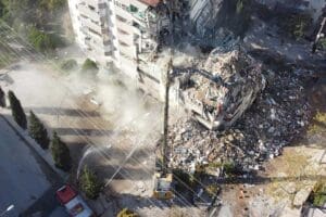 İzmir'deki b&uuml;y&uuml;k depremde, 10 kişinin yaralandığı Cumhuriyet Sitesi ile ilgili