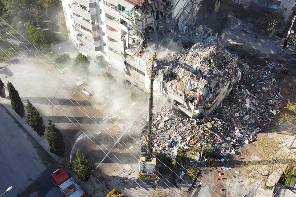 İzmir'deki b&uuml;y&uuml;k depremde, 10 kişinin yaralandığı Cumhuriyet Sitesi ile ilgili