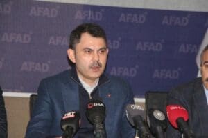 &Ccedil;evre, Şehircilik ve İklim Değişikliği Bakanı Murat Kurum, depremin vurduğu