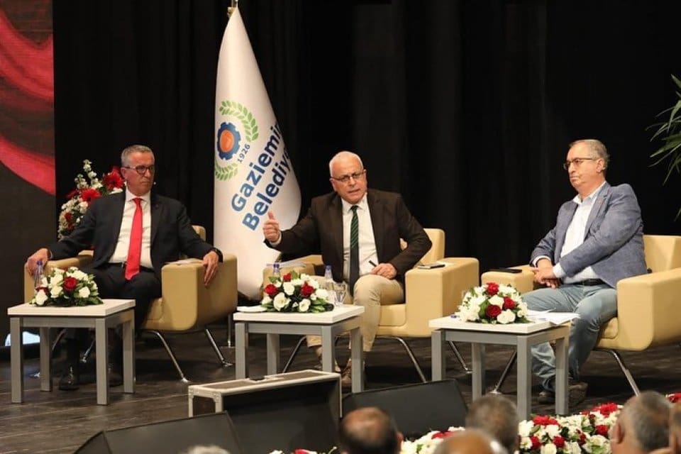 Gaziemir Belediyesi&rsquo;nin Cumhuriyet Bayramı kutlamaları kapsamında d&uuml;zenlediği panelde &ldquo;Cumhuriyet ve