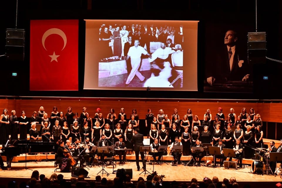 Cumhuriyetin kadınları İzmir'de s&ouml;yledi, d&uuml;nya dinledi İzmir B&uuml;y&uuml;kşehir Belediyesi'nin 8