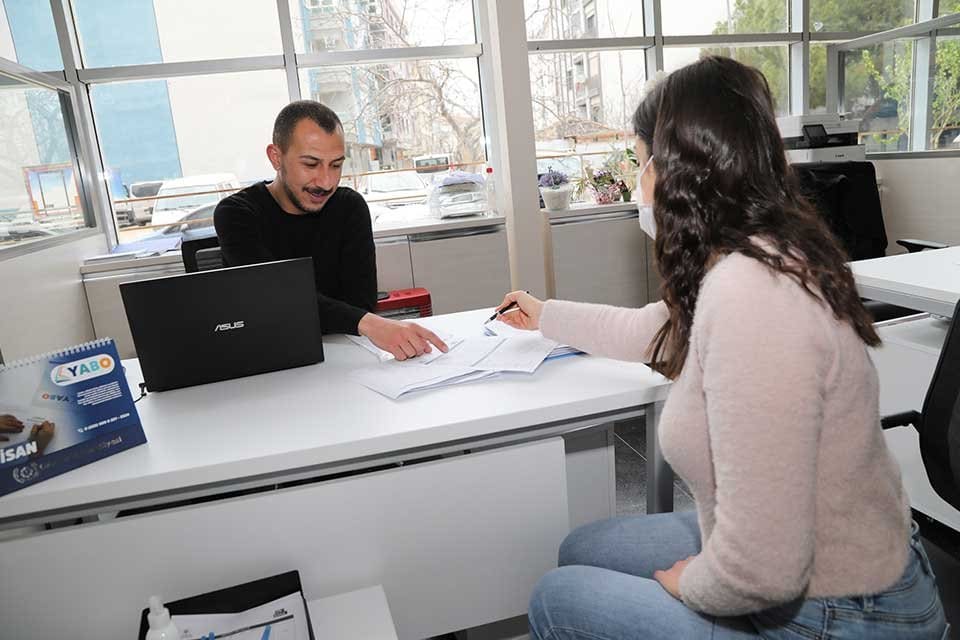 İş arayanlarla personel arayan firmalar arasında k&ouml;pr&uuml; g&ouml;revi g&ouml;ren Gaziemir