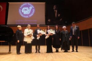&Ccedil;YDD İzmir Şubesi'nin d&uuml;zenlediği Cumhuriyet: Bir K&uuml;lt&uuml;r Devrimi' s&ouml;yleşisinde konuşan