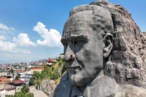 Buca&nbsp;Belediyesi, T&uuml;rkiye&rsquo;nin en b&uuml;y&uuml;k r&ouml;lyef heykeli olan Atat&uuml;rk Maskı&rsquo;nı profesyonel