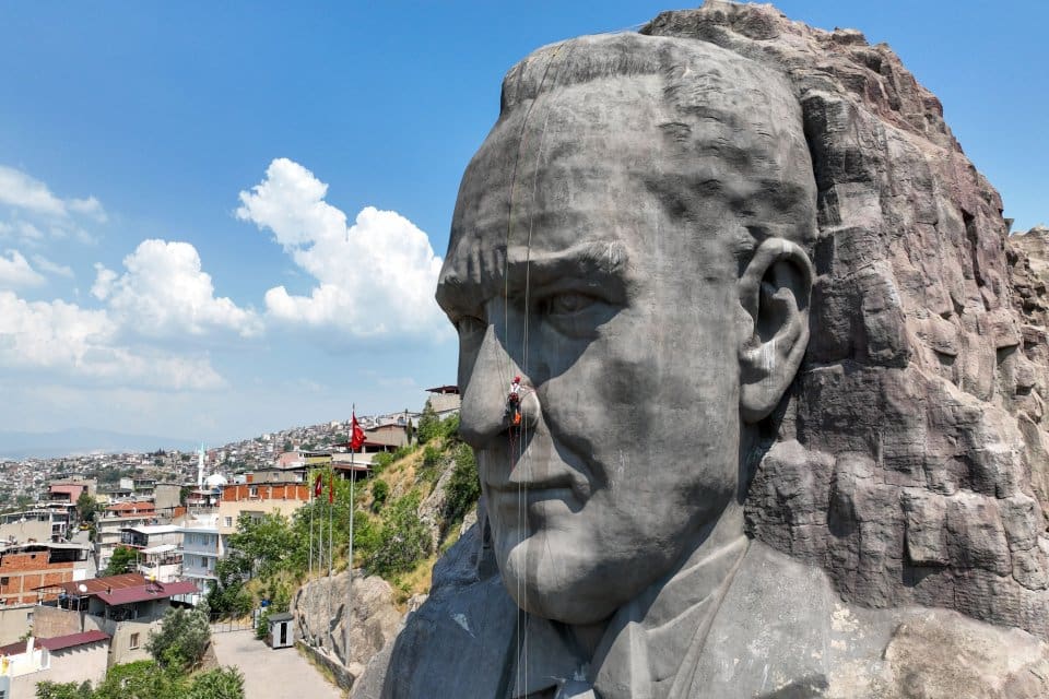 Buca&nbsp;Belediyesi, T&uuml;rkiye&rsquo;nin en b&uuml;y&uuml;k r&ouml;lyef heykeli olan Atat&uuml;rk Maskı&rsquo;nı profesyonel
