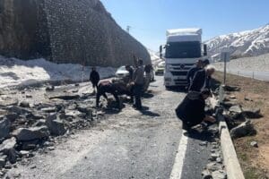 Bitlis'te dağdan kopan kaya par&ccedil;alarının d&uuml;şmesiyle ulaşıma kapanan &ccedil;evre yolu