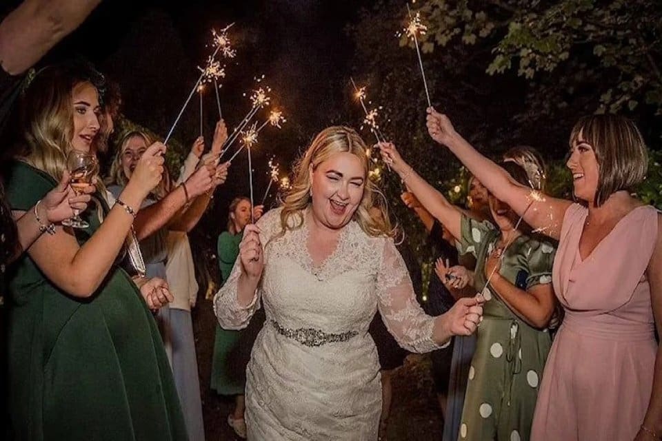 Galler&rsquo;de yaşayan 27 yaşındaki Kayley Stead, evleneceği g&uuml;n nişanlısının ortadan