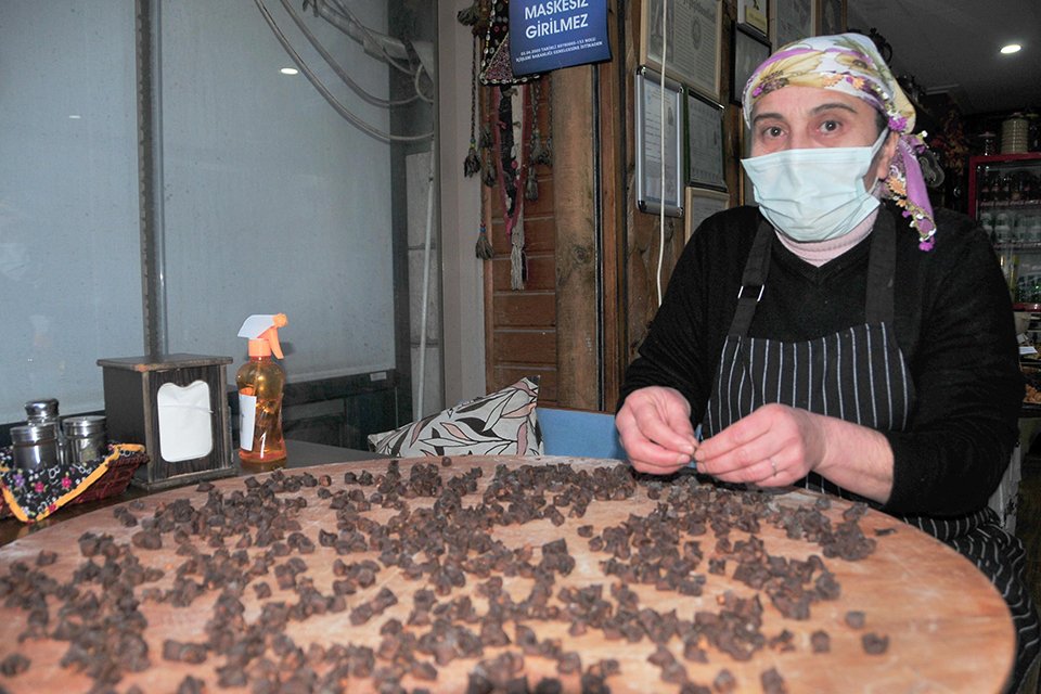 İzmirli işletmeci Sevim Canpolat (53), 24 metrekarelik dükkanında damla sakızlı