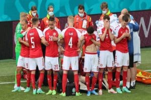 Danimarka ile Finlandiya arasındaki karşılaşmada Christian Eriksen'in kalbi kurdu, sağlık