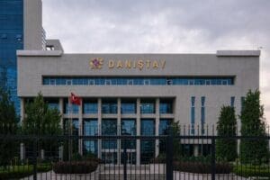 Danıştay Başkanı Zeki Yiğit, sosyal medyayı hedef alarak, ''Vicdanlarına g&ouml;re