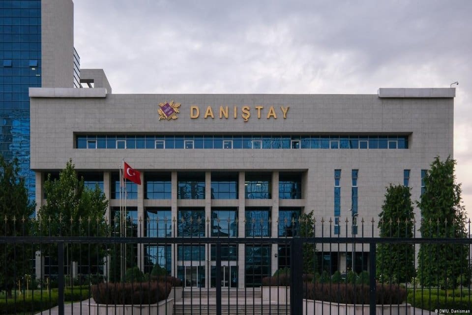 Danıştay Başkanı Zeki Yiğit, sosyal medyayı hedef alarak, ''Vicdanlarına g&ouml;re