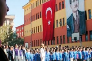 Danıştay kararına göre, okullarda okutulan Andımız'ın okunması yönündeki kararı bozdu.