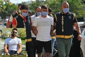 İzmir'in &Ccedil;eşme il&ccedil;esinde, gece kul&uuml;b&uuml;&nbsp;&ouml;n&uuml;nde darbedilen kadına yardım etmek isteyen