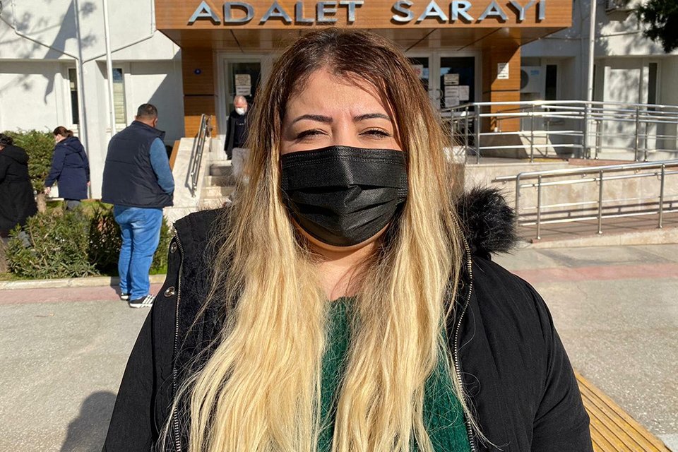 İzmir'in Karşıyaka ilçesinde eşini darbedip, odaya kilitleyerek alıkoyduğu iddiasıyla tutuksuz