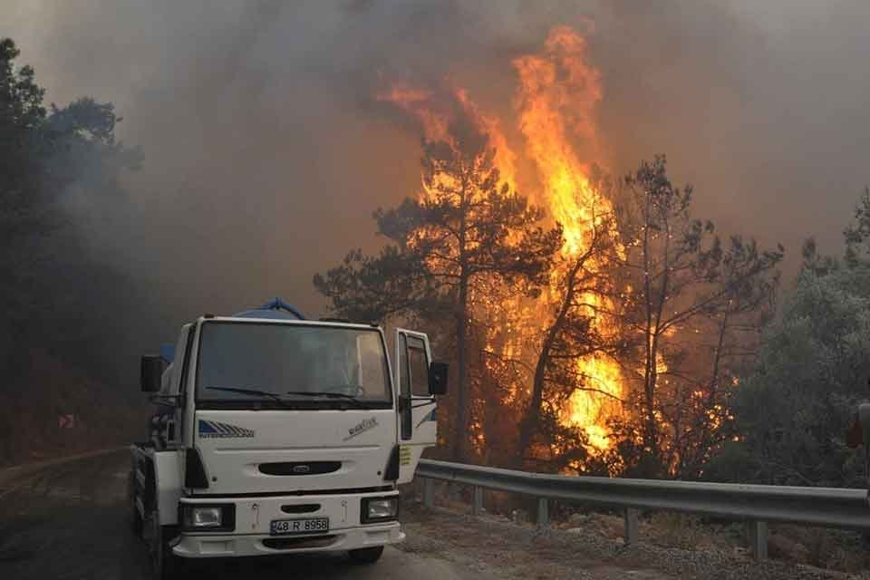 Muğla'nın Dat&ccedil;a il&ccedil;esinde &ouml;ğle saatlerinde başlayan yangın s&uuml;rerken, saat 13.30