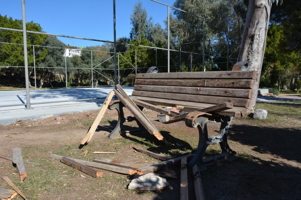 Muğla'nın Datça ilçesinde Atatürk Kent Parkı'nda bulunan 2 bankın balyozla