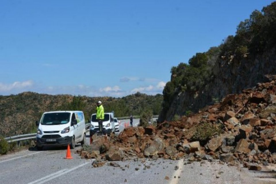 Muğla'nın Dat&ccedil;a il&ccedil;esinde toprak kayması meydana geldi. Dat&ccedil;a-Marmaris Karayolu'nun 2