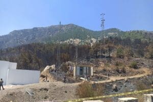Muğla, Dat&ccedil;a'daki orman yangınının ikinci g&uuml;n&uuml;nde soğutma &ccedil;alışmaları devam ederken