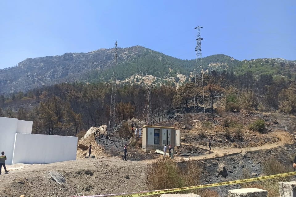Muğla, Dat&ccedil;a'daki orman yangınının ikinci g&uuml;n&uuml;nde soğutma &ccedil;alışmaları devam ederken