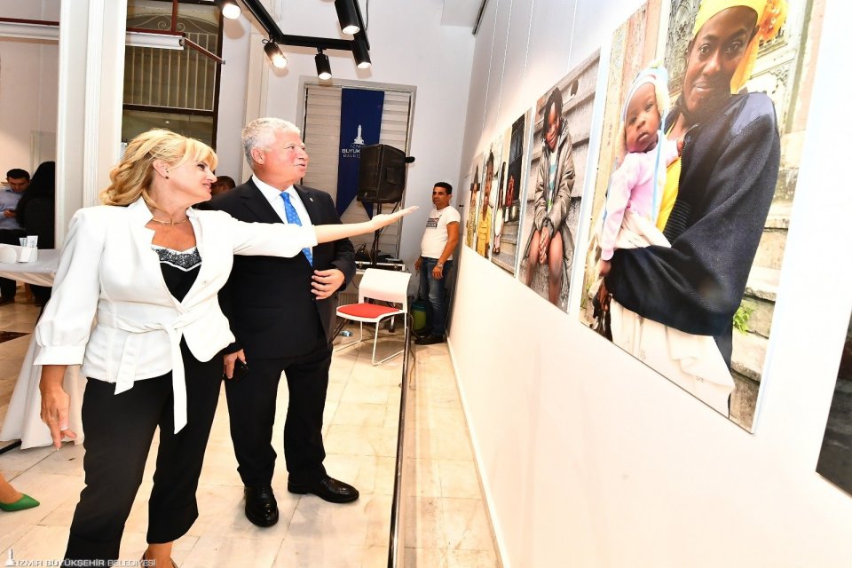 Fotoğraf sanat&ccedil;ısı Aydan &Ouml;zl&uuml;&rsquo;n&uuml;n Basmane semtinde &ccedil;ektiği fotoğraflardan oluşturulan &ldquo;Basmane&rsquo;nin
