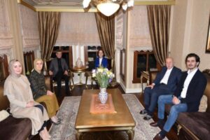 Davutoğlu eşi ve &ccedil;ocukları ile birlikte, Ramazan Bayramı dolayısıyla; İYİ