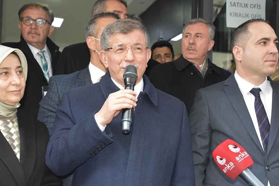 GELECEK Partisi Genel Başkanı Ahmet Davutoğlu, İzmir'de partisinin il binasının