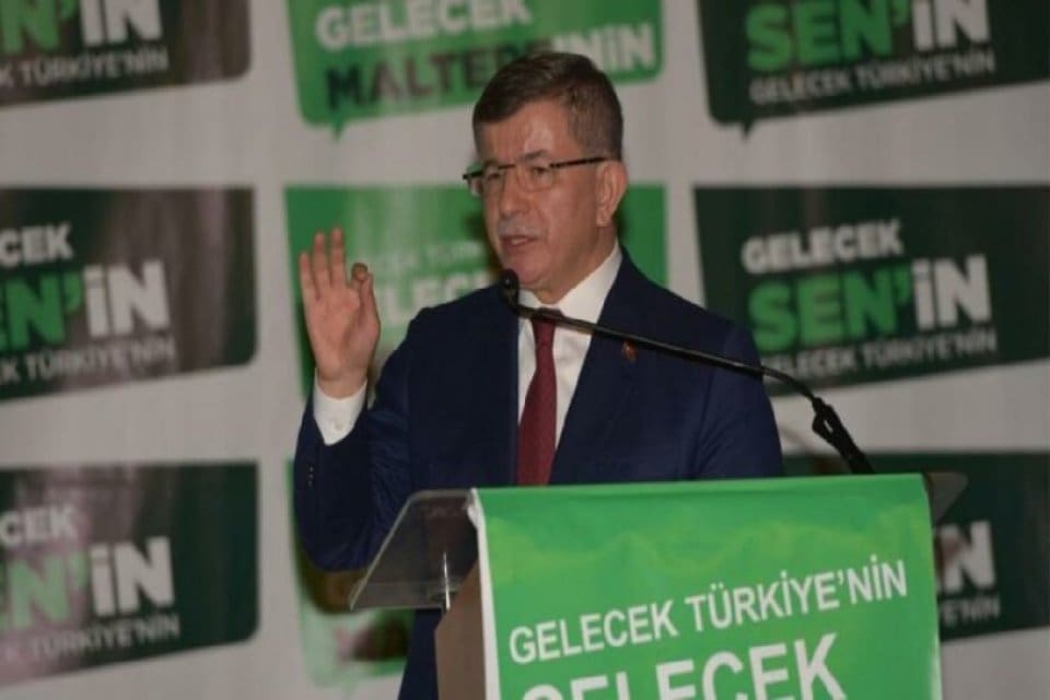 Van'da asans&ouml;r kazası ge&ccedil;iren Gelecek Partisi Genel Başkanı Ahmet Davutoğlu,