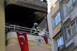 Adana&rsquo;da k&uuml;le d&ouml;nen evden şans eseri kurtarılan&nbsp;Abdurrahman &Uuml;ter, evinin yandığı