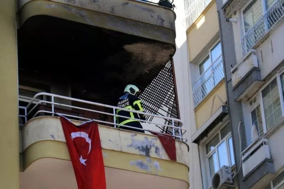 Adana&rsquo;da k&uuml;le d&ouml;nen evden şans eseri kurtarılan&nbsp;Abdurrahman &Uuml;ter, evinin yandığı