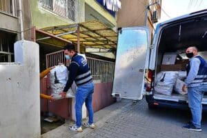 İzmir B&uuml;y&uuml;kşehir Belediyesi kara kış yardımlarını başlattı. Ge&ccedil;im sıkıntısı &ccedil;eken