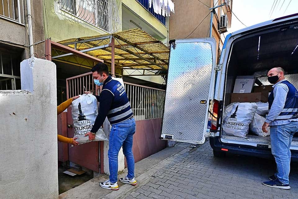 İzmir B&uuml;y&uuml;kşehir Belediyesi kara kış yardımlarını başlattı. Ge&ccedil;im sıkıntısı &ccedil;eken