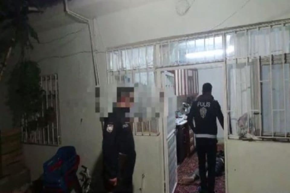 Adıyaman'da polisin DEAŞ ter&ouml;r &ouml;rg&uuml;t&uuml;ne y&ouml;nelik d&uuml;zenlediği operasyonda 10 kişi