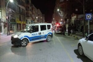 Manisa'nın Şehzadeler il&ccedil;esinde 16 yaşındaki kız bı&ccedil;akla yaralandı. Tunca Mahallesi