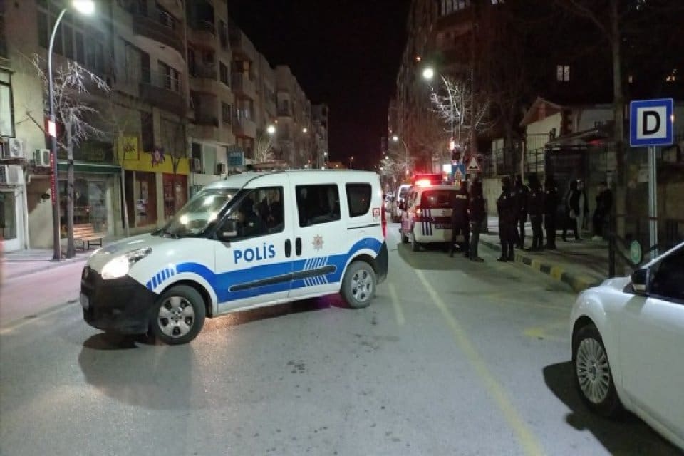 Manisa'nın Şehzadeler il&ccedil;esinde 16 yaşındaki kız bı&ccedil;akla yaralandı. Tunca Mahallesi