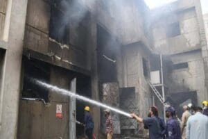 Pakistan&rsquo;ın Hayber Pahtunhva eyaletinde bir evde &ccedil;ıkan yangında aralarında kadın