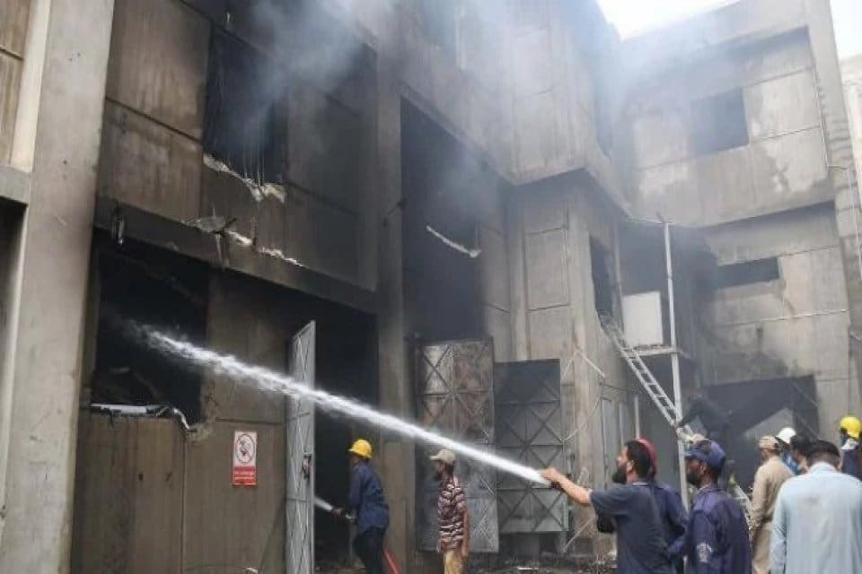 Pakistan&rsquo;ın Hayber Pahtunhva eyaletinde bir evde &ccedil;ıkan yangında aralarında kadın