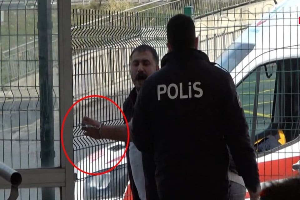 İstanbul Beylikd&uuml;z&uuml;&rsquo;nde HES kodu olmayan iki kişi g&uuml;venlik tarafından metrob&uuml;se