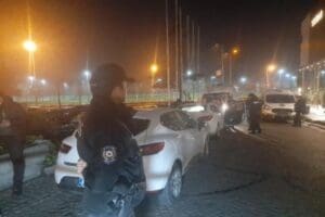 Zeytinburnu'nda park halindeki otomobilde, silahla vurulduğu belirlenen kişinin cansız bedeni