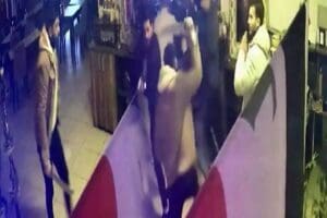 İstanbul Avcılar'daki restoranda diğer masalarda oturanları rahatsız ettikleri iddia edilen