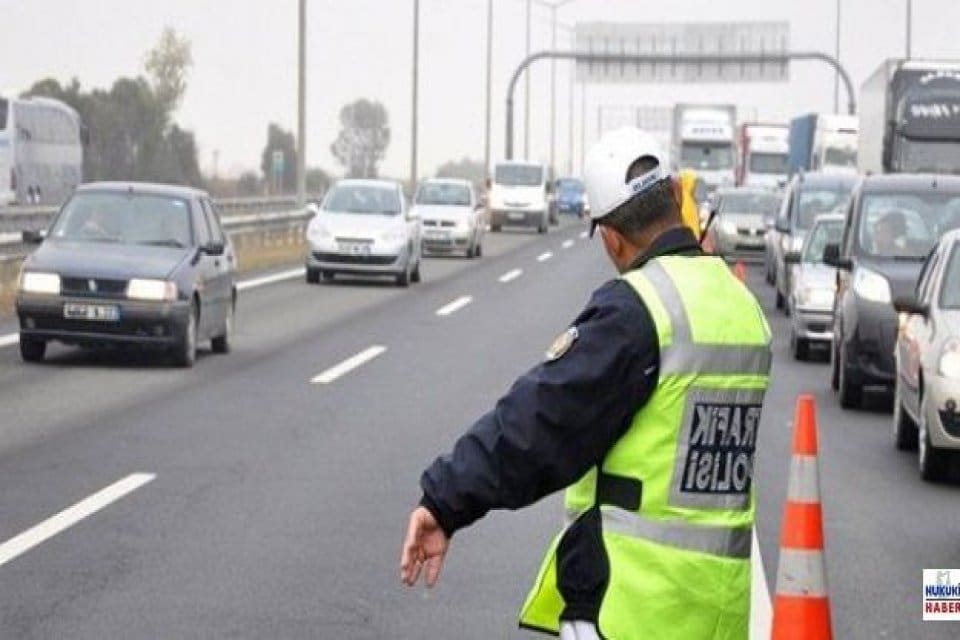 Fahri trafik m&uuml;fettişince emniyet şeridinin haksız kullanımı iddiasıyla d&uuml;zenlenen ceza