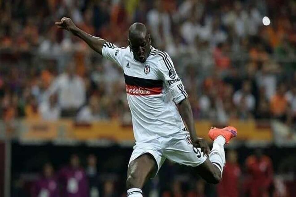 Demba Ba, futbolculuk kariyerine son verdiğini duyurdu. Senegalli futbolcu 3