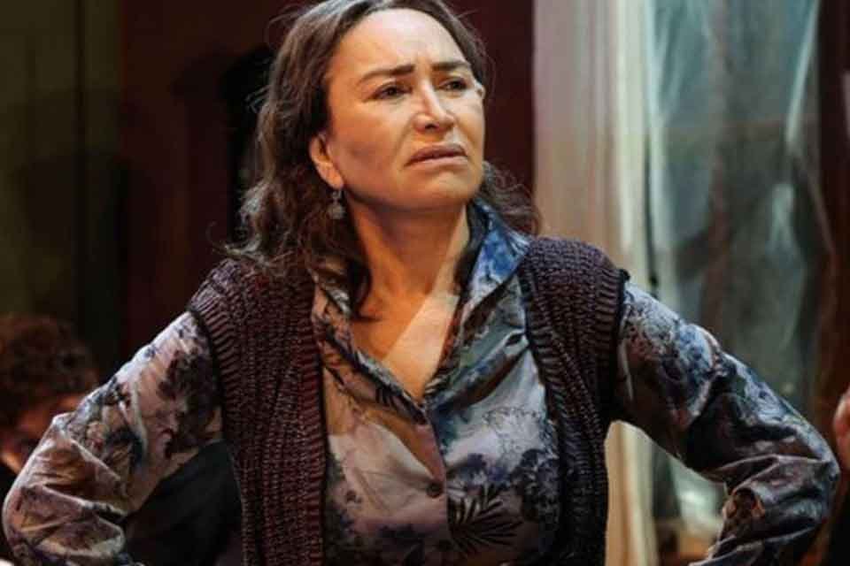 Oyuncu Demet Akbağ dizindeki rahatsızlık nedeniyle d&uuml;n ameliyata oldu. Şarkıcı