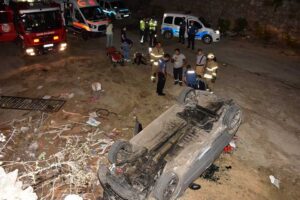 İzmir'in Buca il&ccedil;esinde, otomobili ile yanlış sokağa giren s&uuml;r&uuml;c&uuml; demir