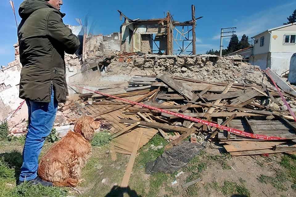İZMİR'in Konak il&ccedil;esinde, kolon demirlerini s&ouml;kt&uuml;ğ&uuml; metruk binanın &ccedil;&ouml;kmesi sonucu