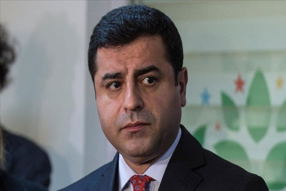 Eski HDP Eş Genel Başkanı Selahattin Demirtaş'a 2015 yılında Atat&uuml;rk