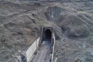 Adıyaman'da depremde &ccedil;&ouml;ken demiryolu t&uuml;neli tamamen kapandı. Depremlerde demiryollarında da